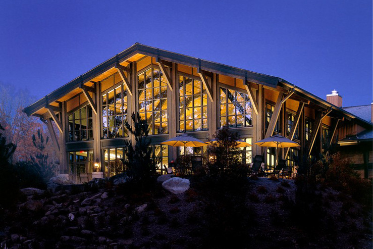 the-lodge-at-woodloch-pool-building-at-night_hpg