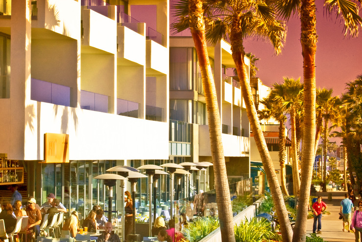 The drinking spot: Pacific Beach Boardwalk, ocean view. To your health!