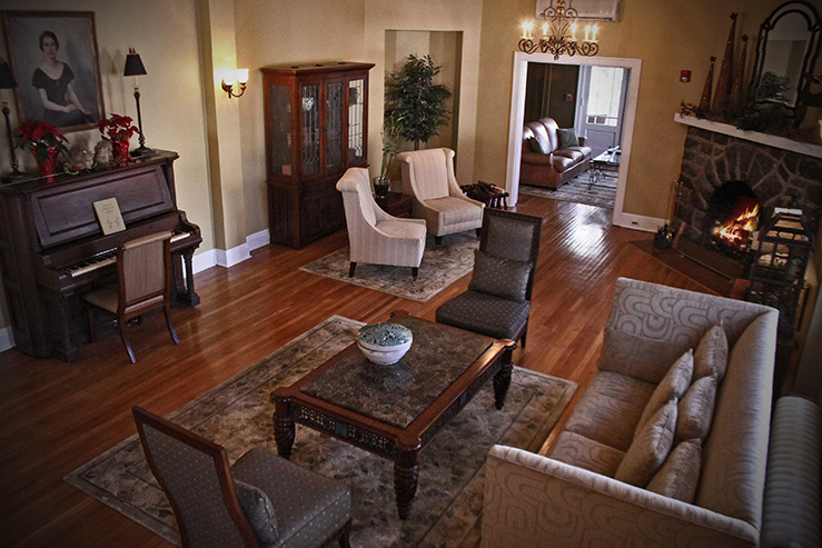 princess-anne-hotel-living-room-1_hpg_1