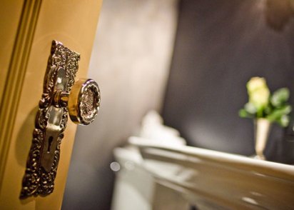 stonehurst-gold-doorknob_700x500_480