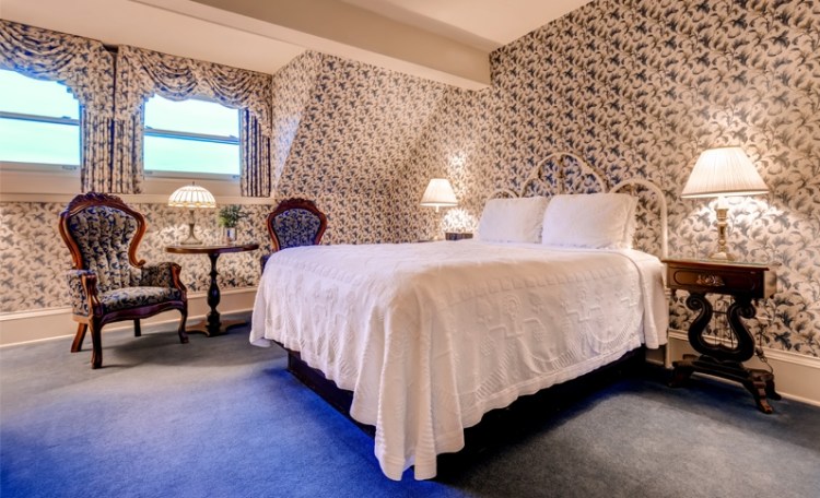 traditional-one-queen-room