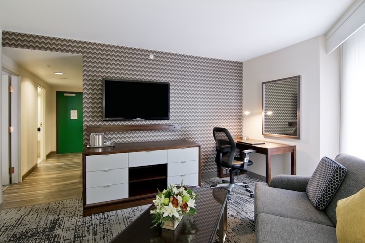 the-grove-hotel-jrsuite-living-roomshot_hpg_1