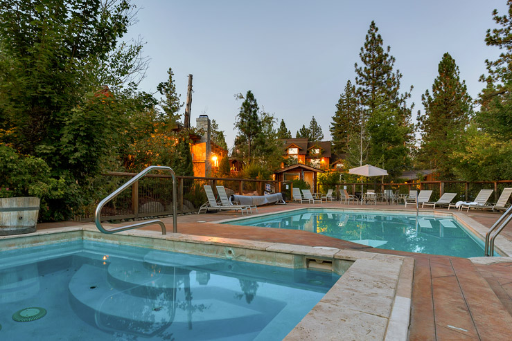 chalet-view-lodge-pool-01_hpg