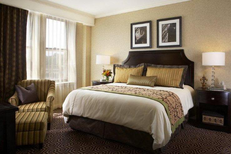 hotel-julien-dubuque-premier-suite-bedroom-1_hpg