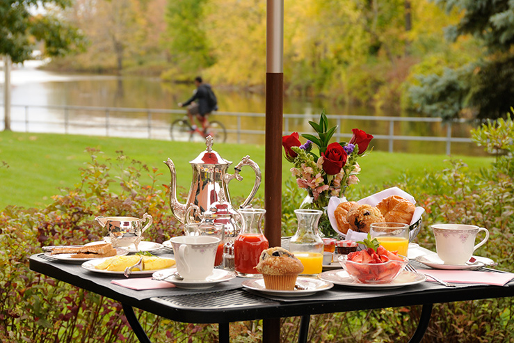 the-clarkson-inn-breakfast-patio_hpg