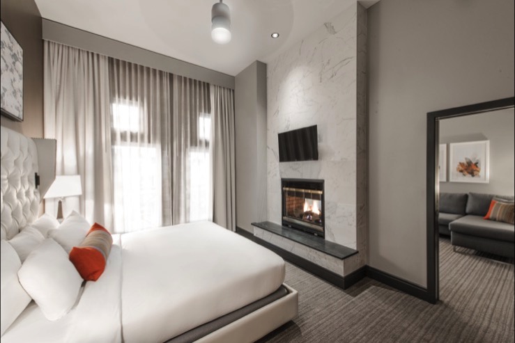 the-heathman-hotel-gallerysuite-bed_hpg