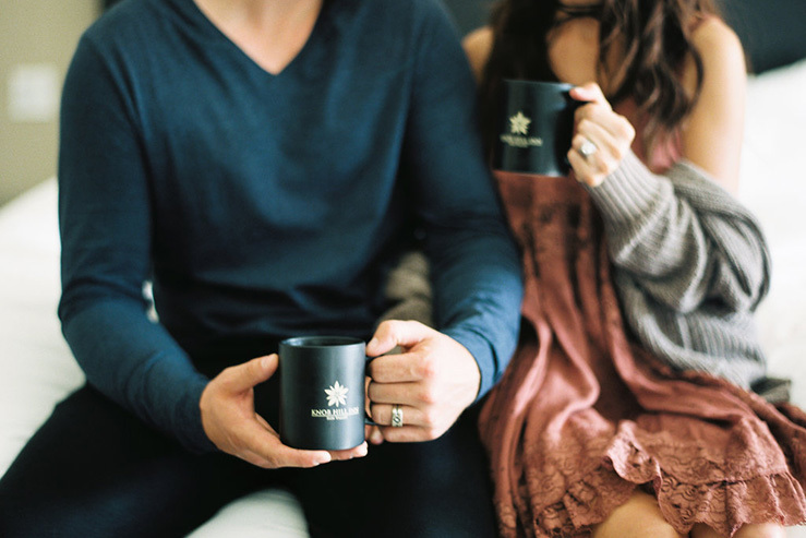 knob-hill-inn-couple-drinking-coffee_hpg